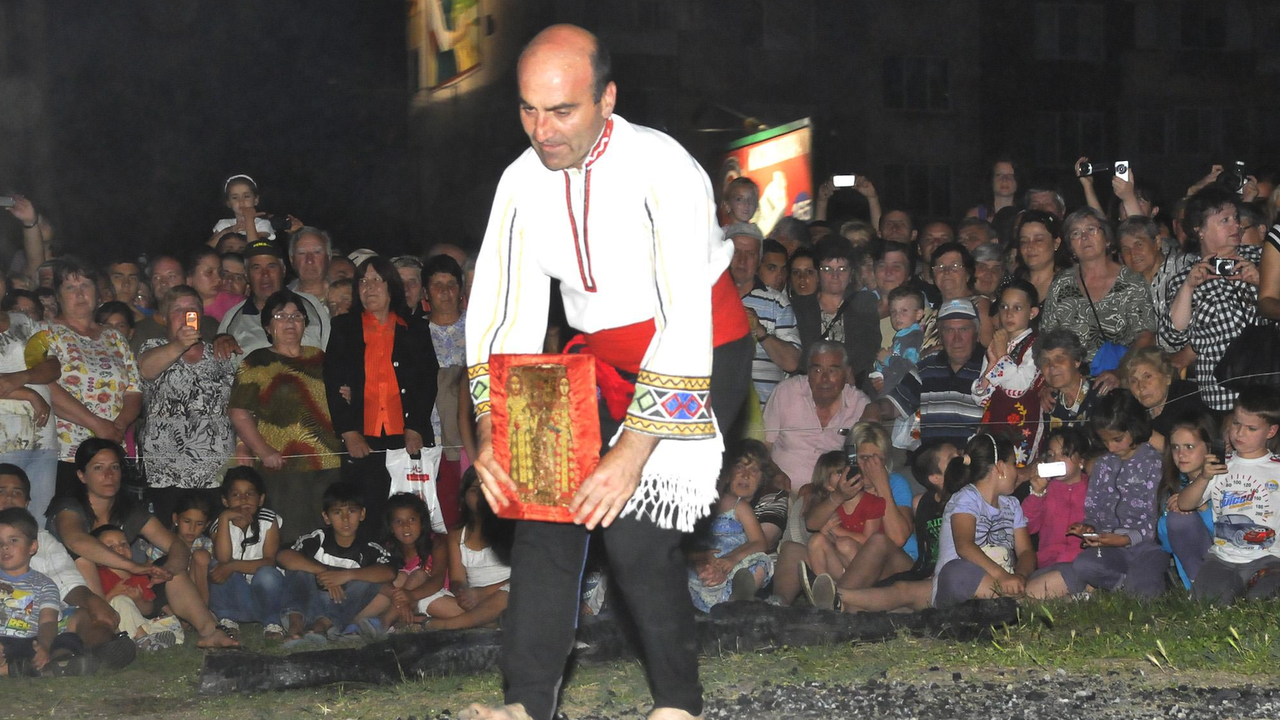 Въпреки забраната на църквата - нестинари танцуваха с икони в село Българи