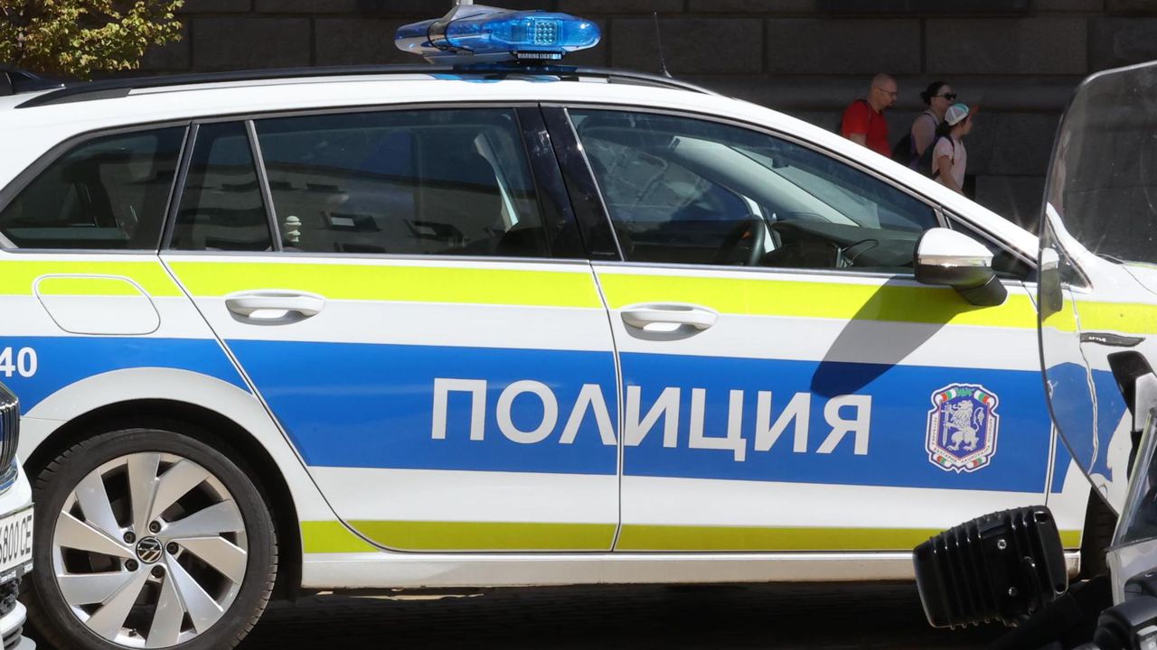 Две 14-годишни деца са били блъснати от лек автомобил в