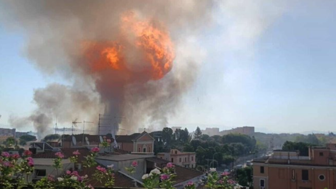 Мощен взрив избухна край бензиностанция в Източен Рим