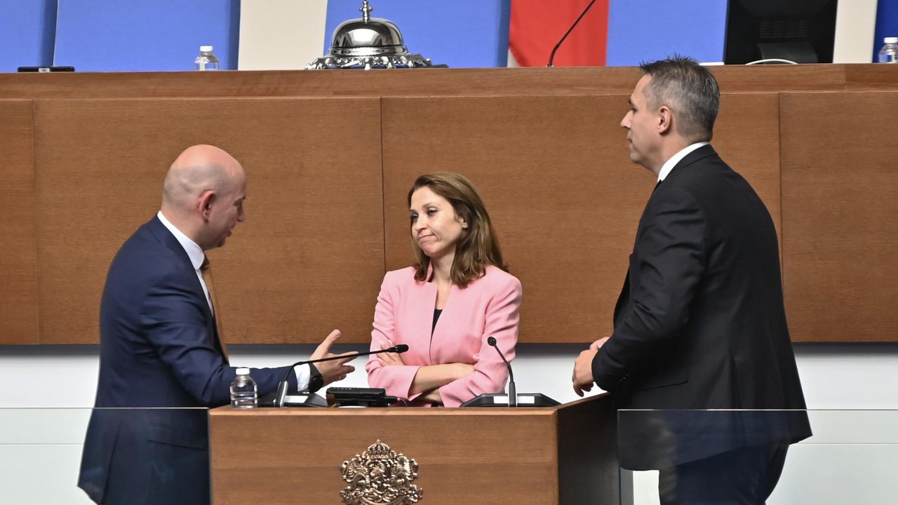 Два пъти прекъснаха НС след отказ на Искра Михайлова от "Възраждане" да слезе от парламентарната трибуна