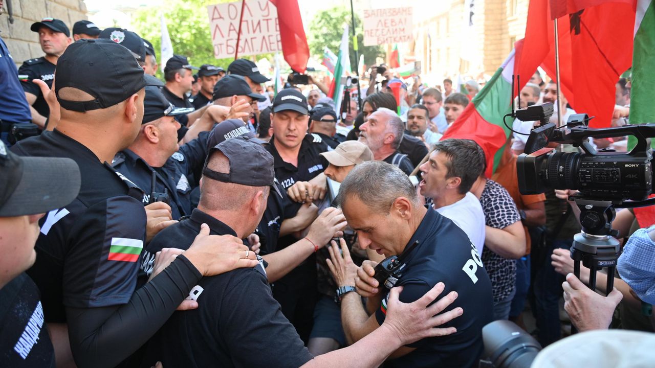 Напрежение на протеста срещу еврото пред НС