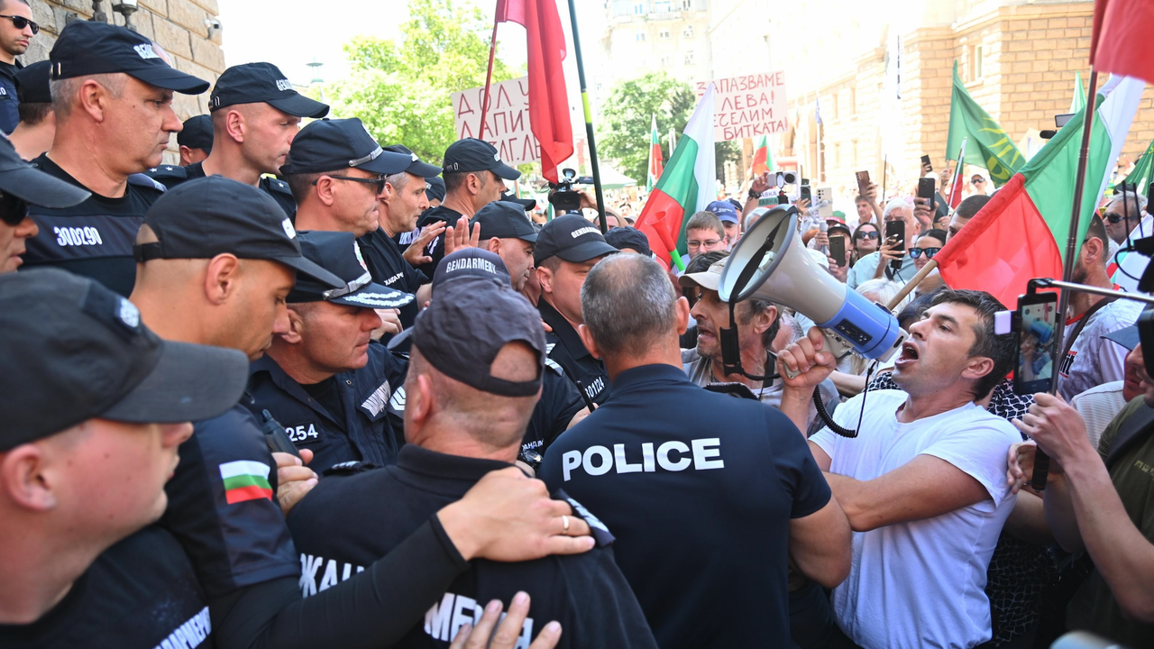 Министър Митов: Протестиращите срещу еврото целят да провокират полицията