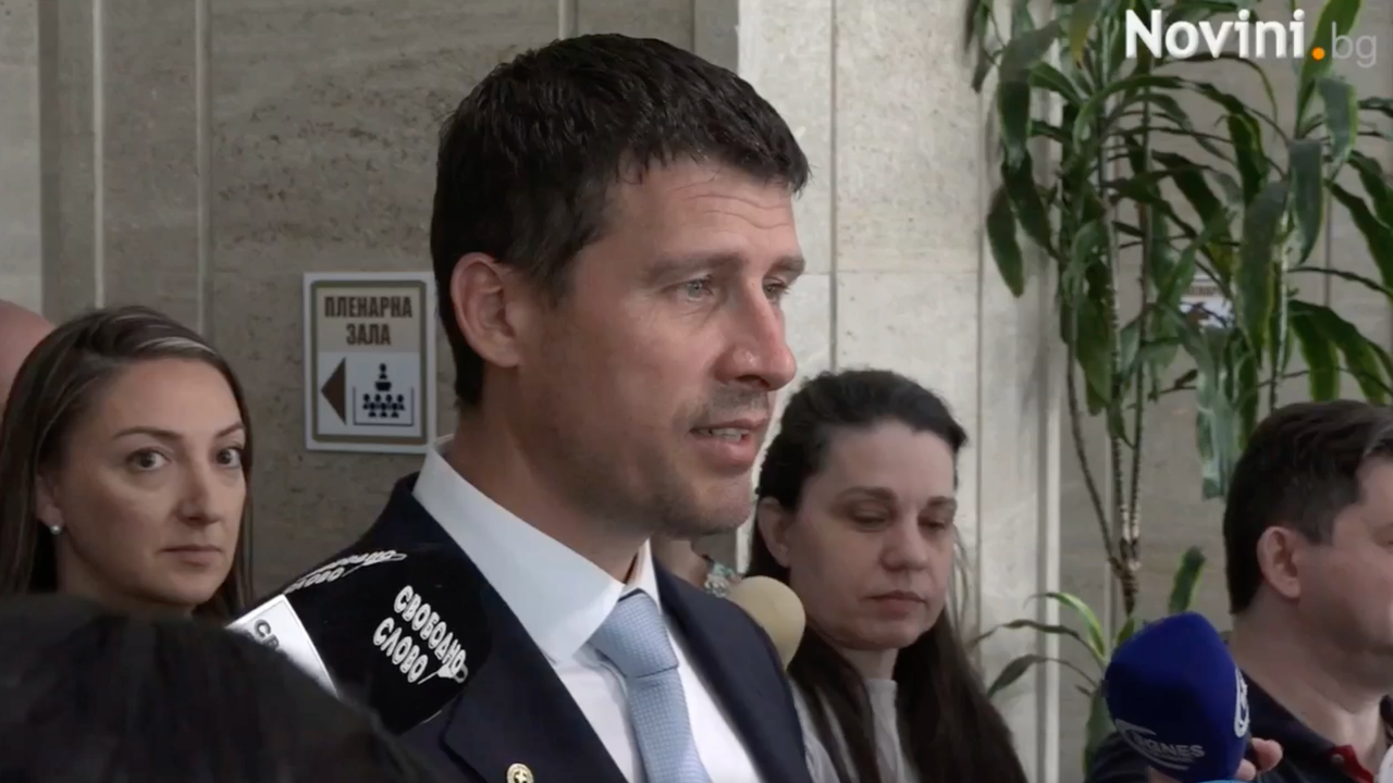 Вчера два автомобила бяха облепени от граждани, които искаха да