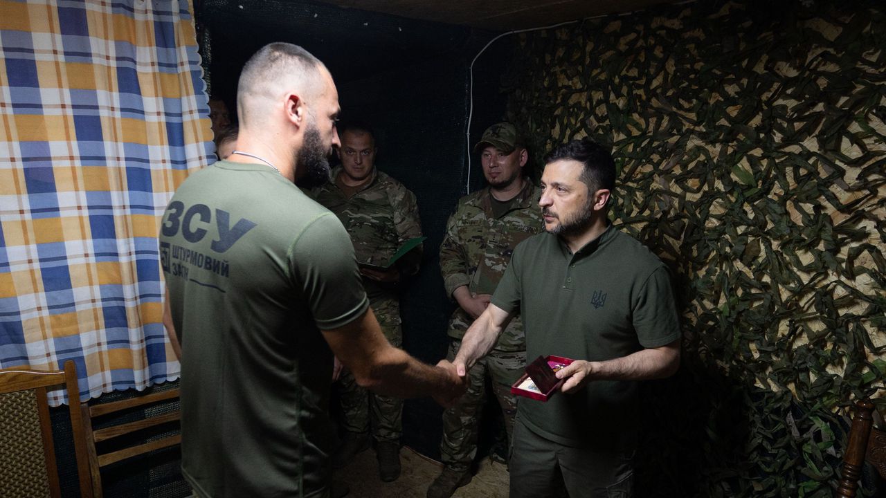 Зеленски от фронта в Харковска област: За Русия се бият наемници от Азия и Африка