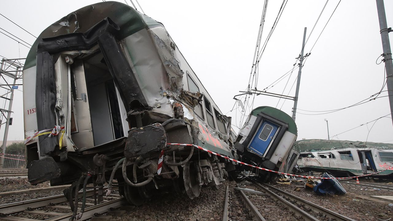 Най-малко двама души загинаха, а най-малко 10 бяха ранени при