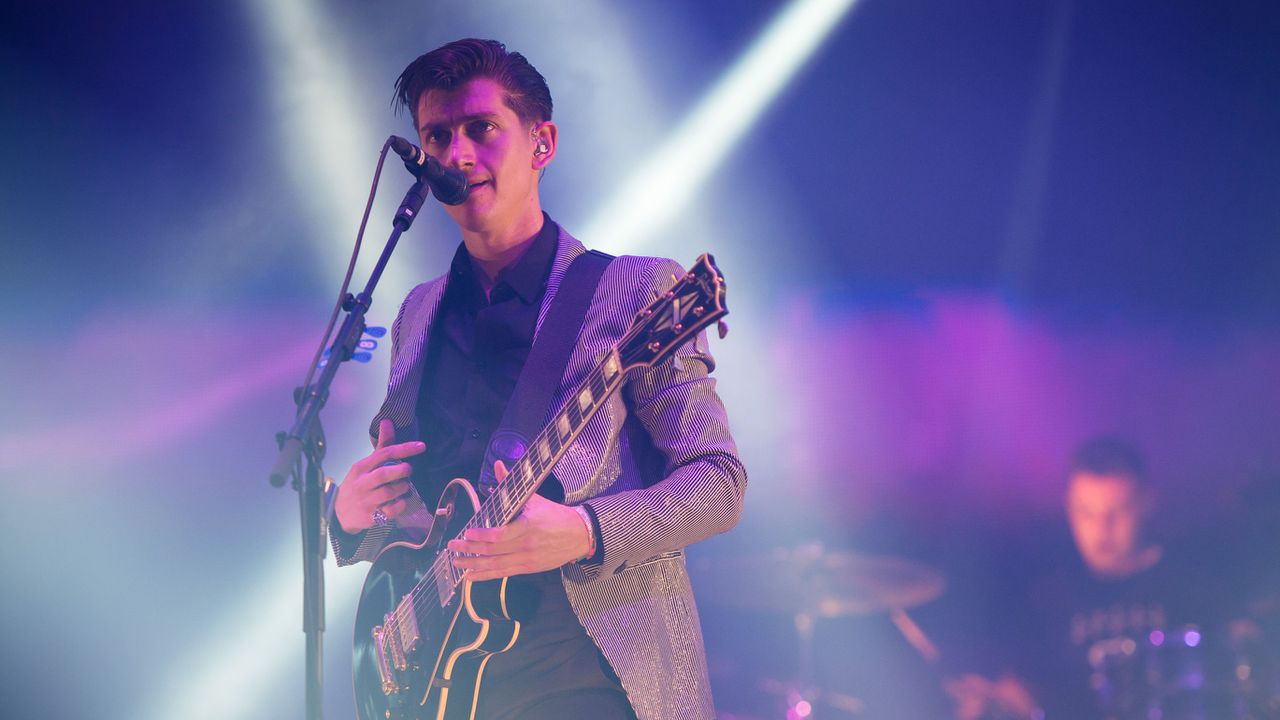 Мистерията около 'The Car' на Arctic Monkeys продължава вече 3 години: успяха ли феновете да разгадаят шифъра на Алекс Търнър