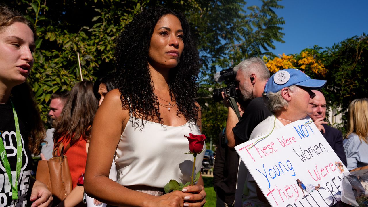 Жертвите на сексуалния насилник Епстийн съставят списък със сътрудниците му: Ние знаем имената