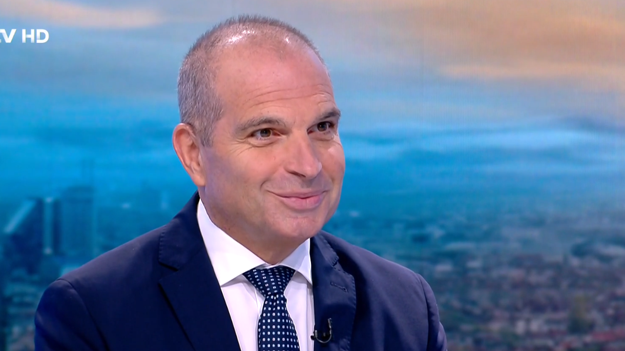 Министър Караджов: Няма данни за заглушаване на GPS-a на самолета на Фон дер Лайен