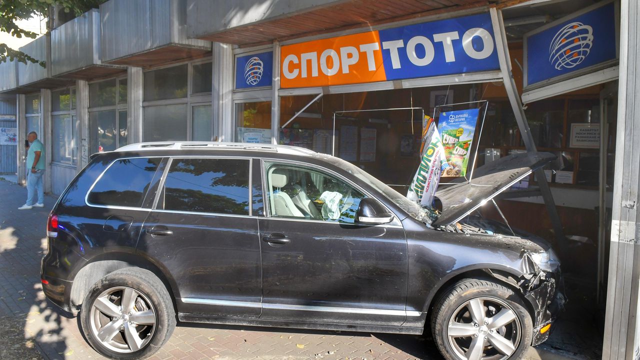 Два леки автомобила са се сблъскали на булевард Мария Луиза