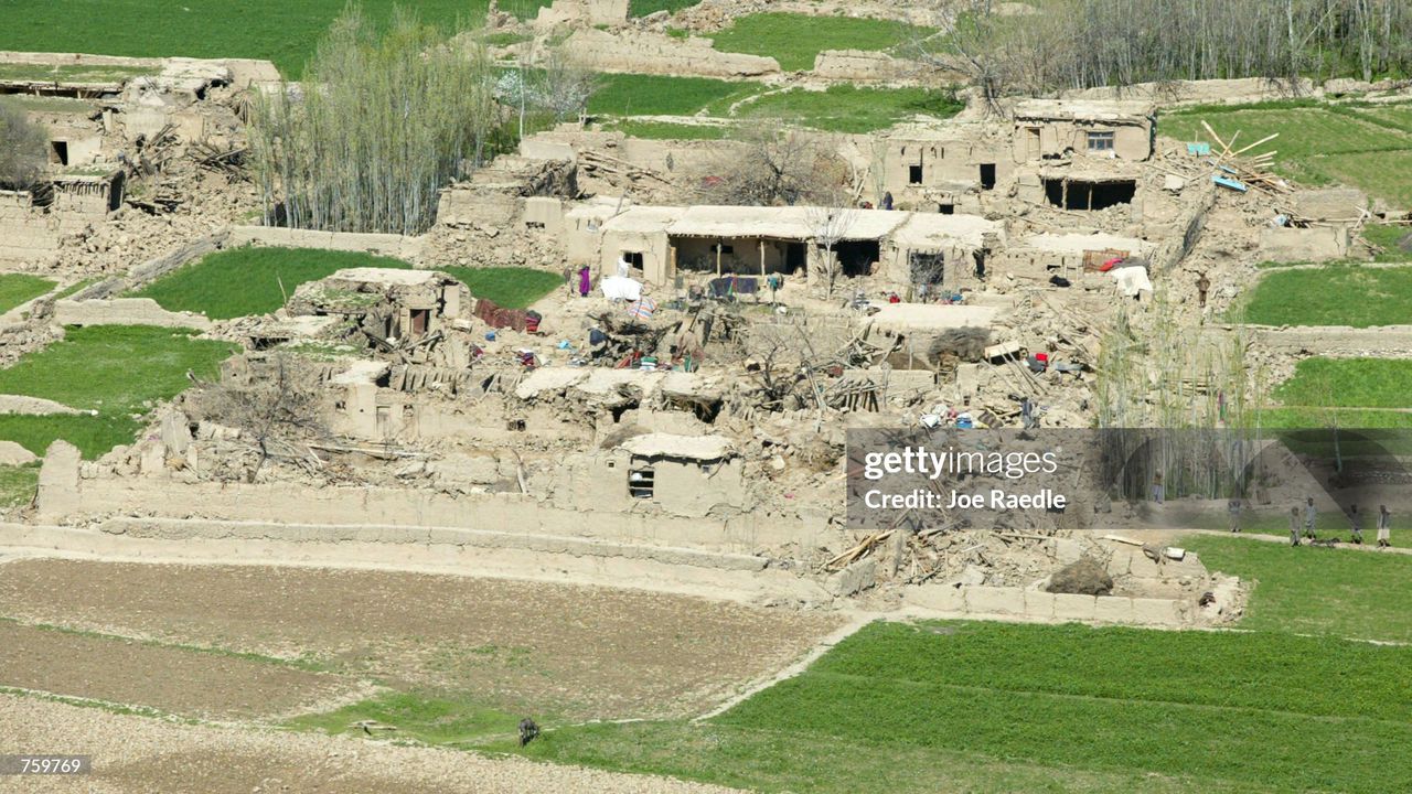 В четвъртък спасителните екипи изваждаха тела от развалините на разрушени