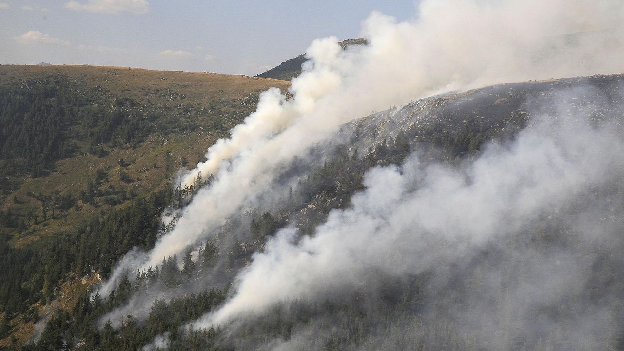 Пожарът в Национален парк Рила продължава да се разраства. Огънят,