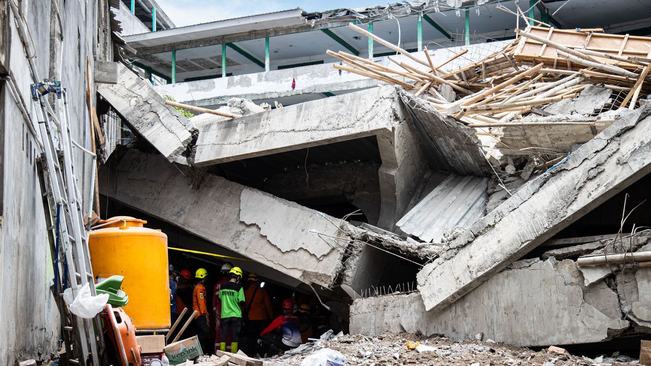 Броят на загиналите при срутване на ислямско училище в Индонезия достигна 14 души