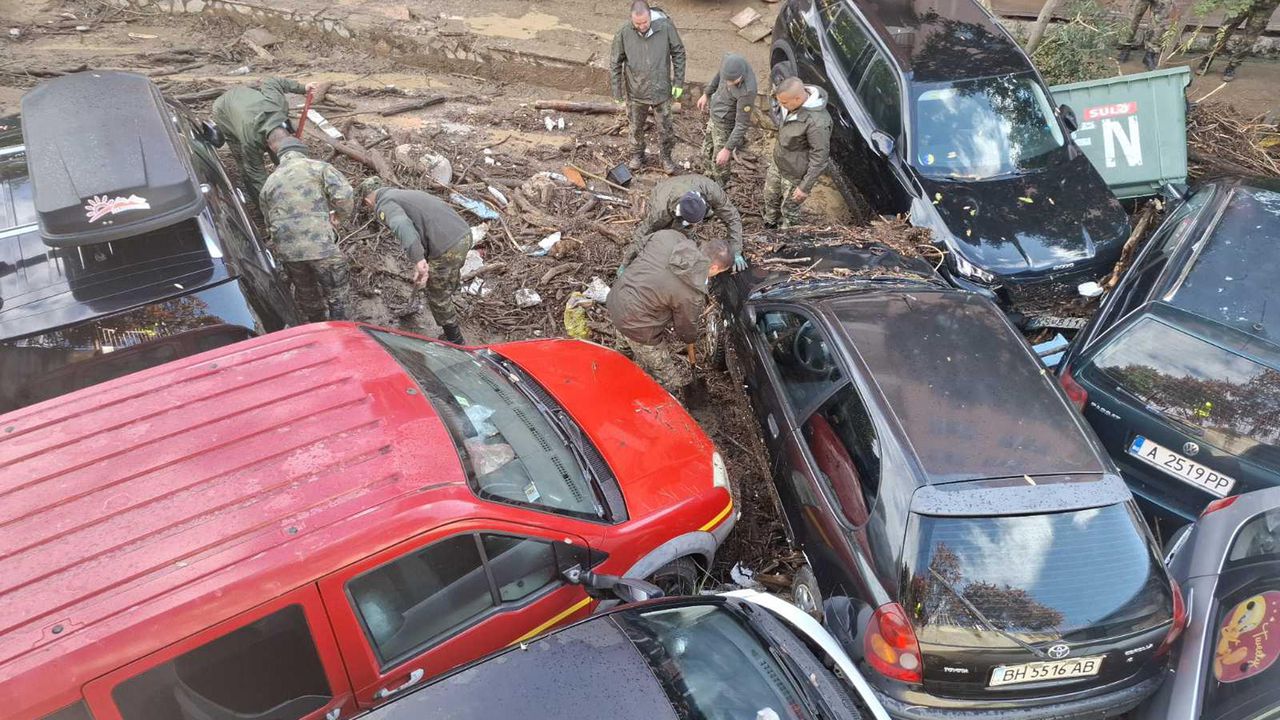 Издирват изчезнала жена в опустошения курорт "Елените"