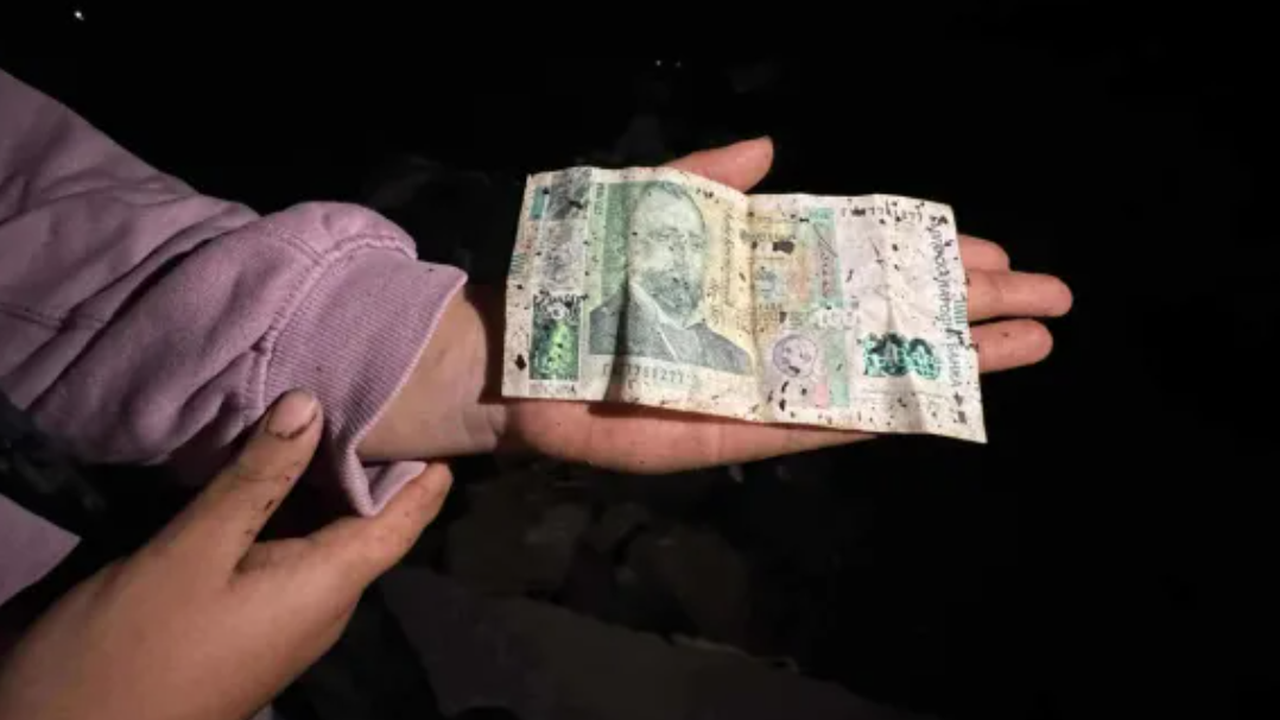 В Царево: Местни търсят пари, изплували от морето