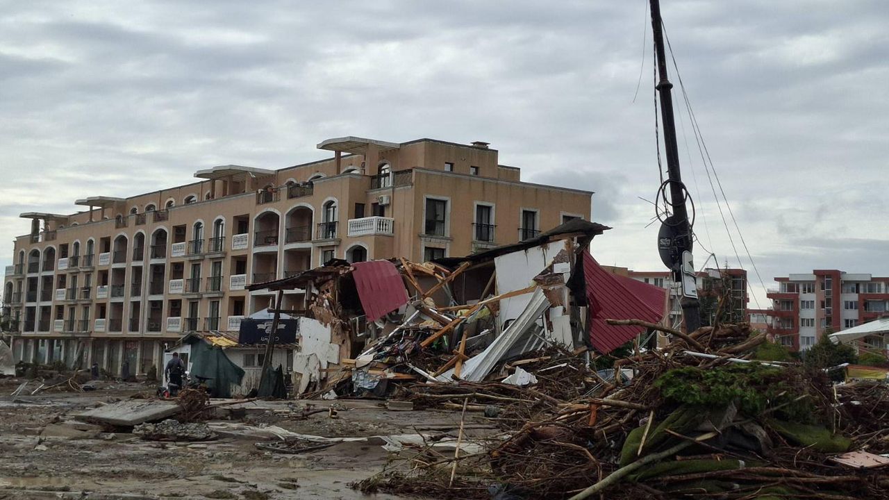 Задържаха двама мародери в "Елените", в тях е имало много пари