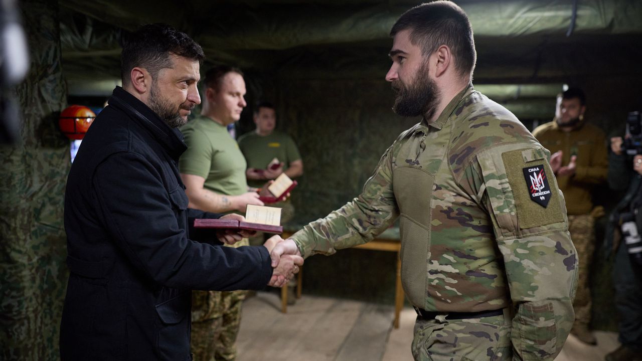 Зеленски се срещна с бойци от "Азов", защитаващи направлението към Добропиля