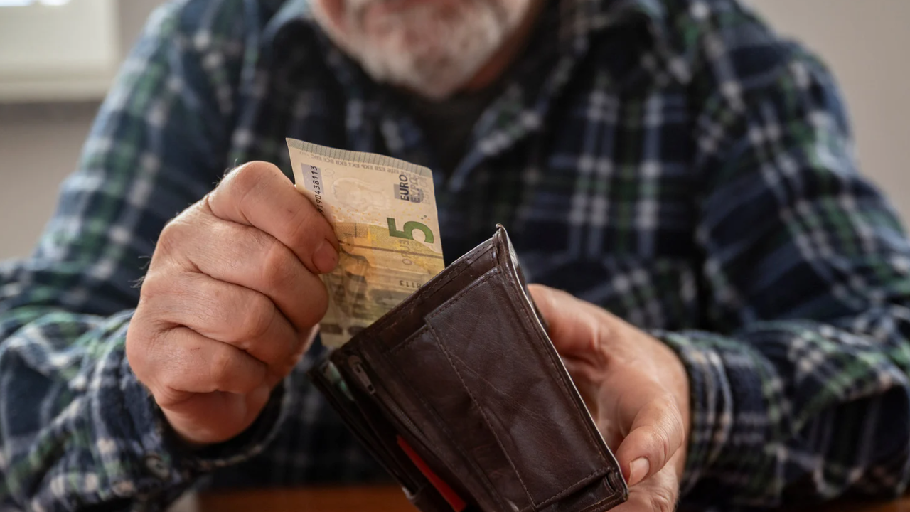 Те ще се превалутират в евро, като ще се закръгляват