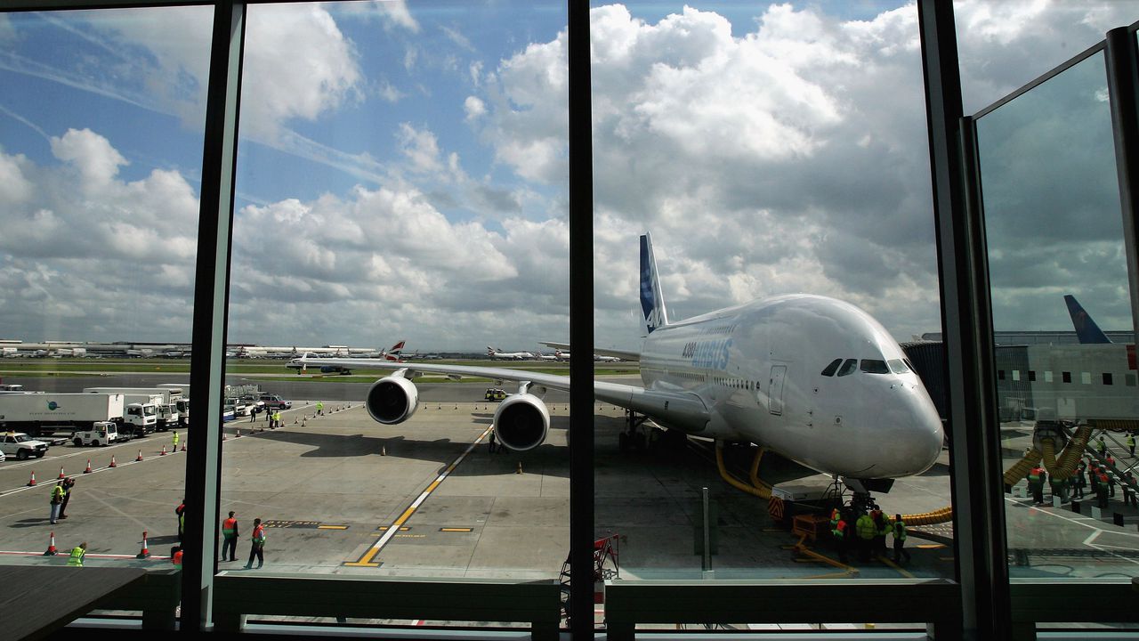 Полша временно затвори две летища след руските удари в Украйна