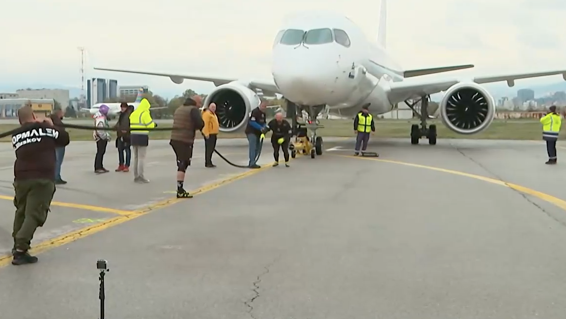 Двама тежкоатлети успяха да издърпат 40-тонен самолет до 15 метра.