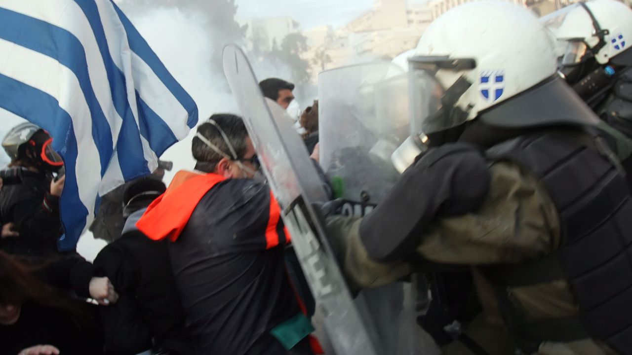 Според информация на Skai.gr, по превозните средства са били хвърляни