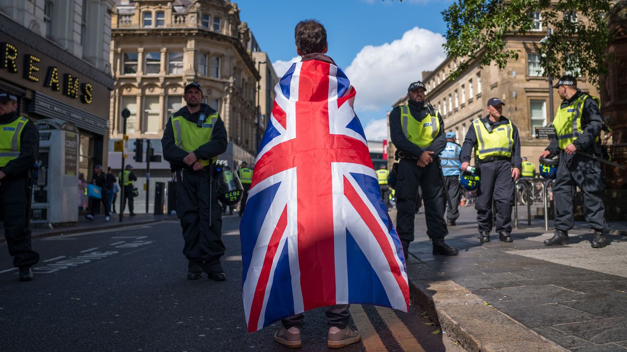 Великобритания ще въведе нов закон, забраняващ протестите пред домовете на
