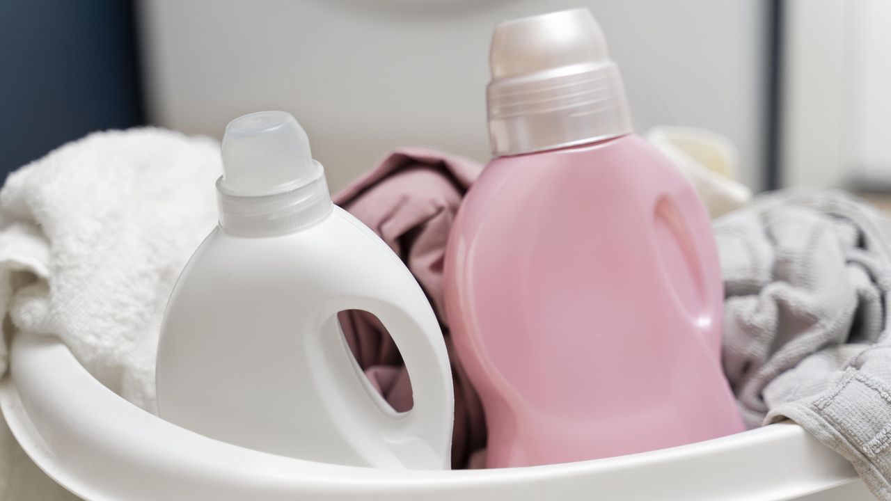 Служители на МВР разбиха склад с фалшиви перилни препарати в