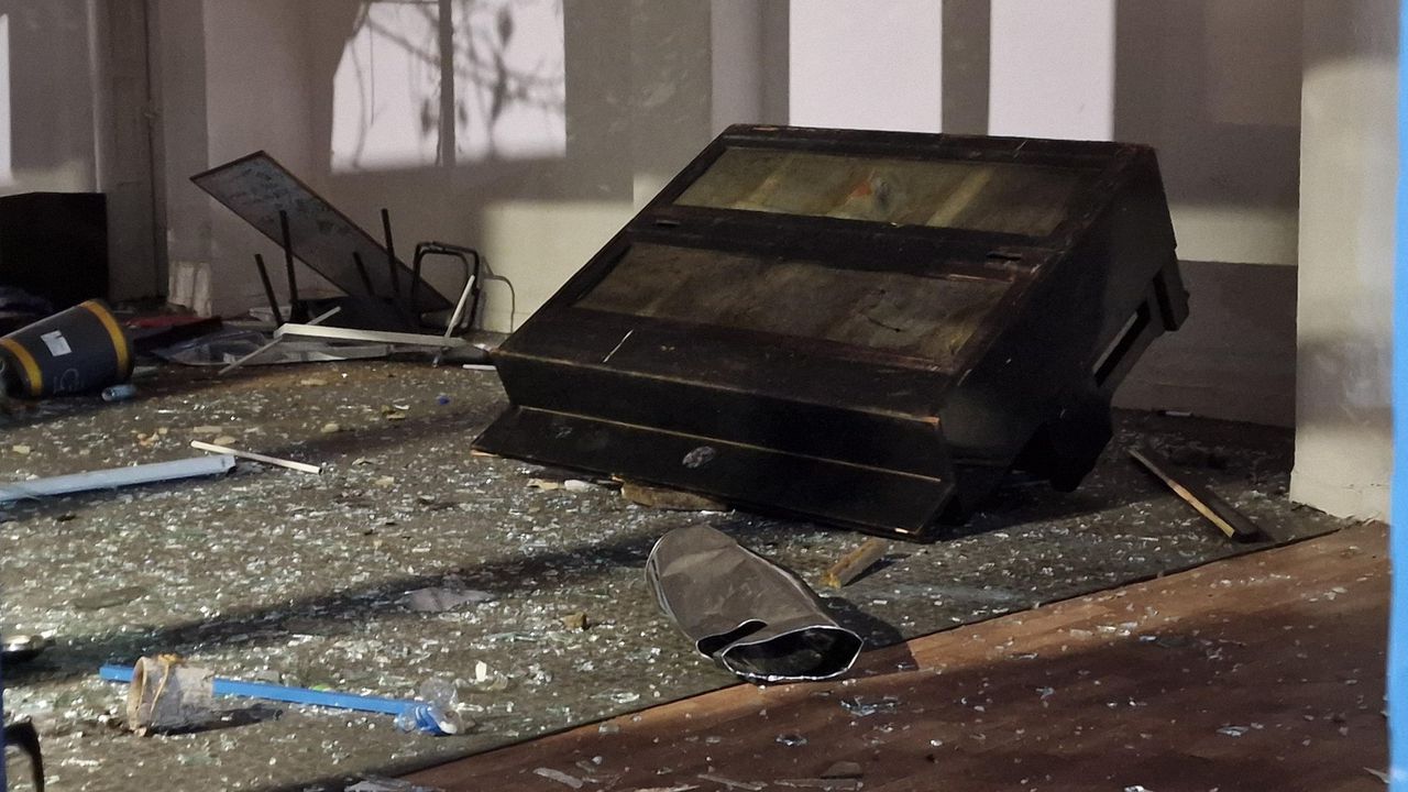 По-рано днес майка му Десислава Алексиев беше в парламента и