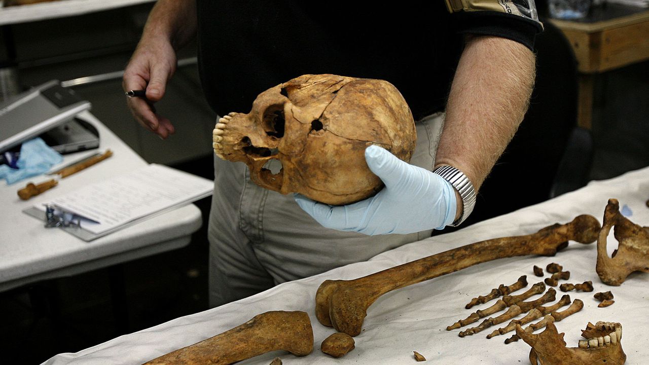 Полицията проверява самоличността на починалия и кога е настъпила смъртта