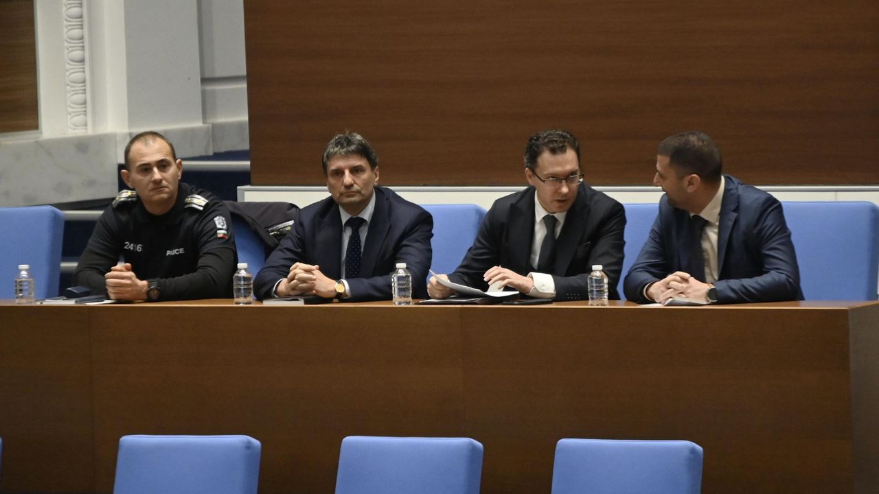 В залата са гл. комисар Любомир Николов, директор на СДВР,