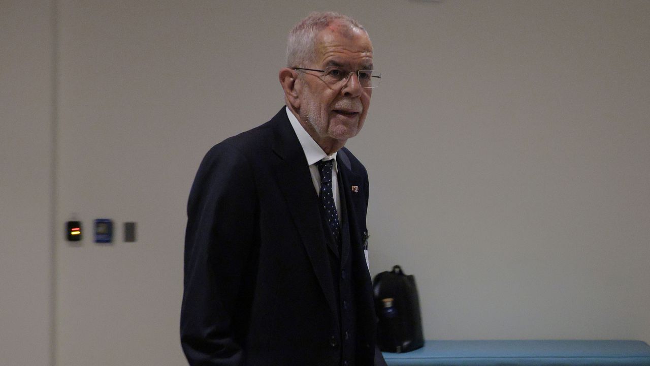 С това Ван дер Белен направи връзка с новогодишното си