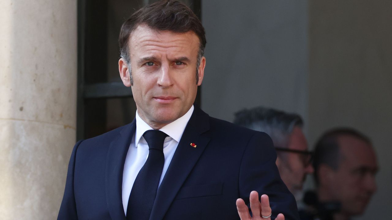 Това е станало, след като по-рано стопанинът на Елисейския дворец