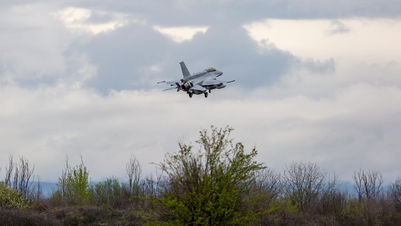 Военният от САЩ, докарал първия F-16 у нас: На българските пилоти им предстоят продължителни и интензивни тренировки