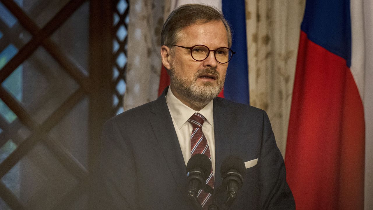 Чешкият премиер обеща на Зеленски още снаряди за Украйна