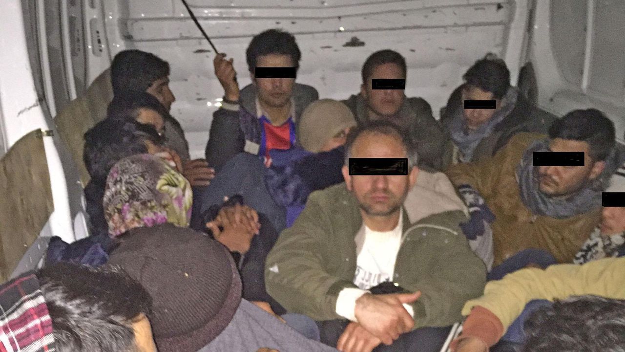 Заловиха 14 мигранти в камион край границата между България и Румъния