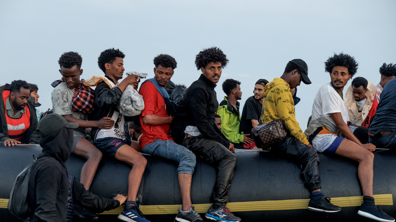 Британските власти заловиха лодка с рекорден брой мигранти