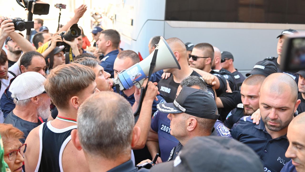 Протестиращи срещу еврото нападнаха екип на БНТ