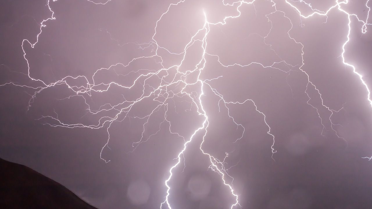 Мълния запали къща в кюстендилско село