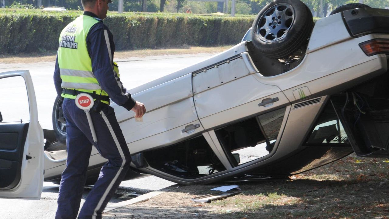 Инцидент с лек автомобил е станал преди минути на пътя