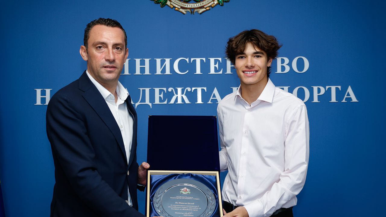 Министър Пешев награди пилота Никола Цолов за постиженията му във Формула 3