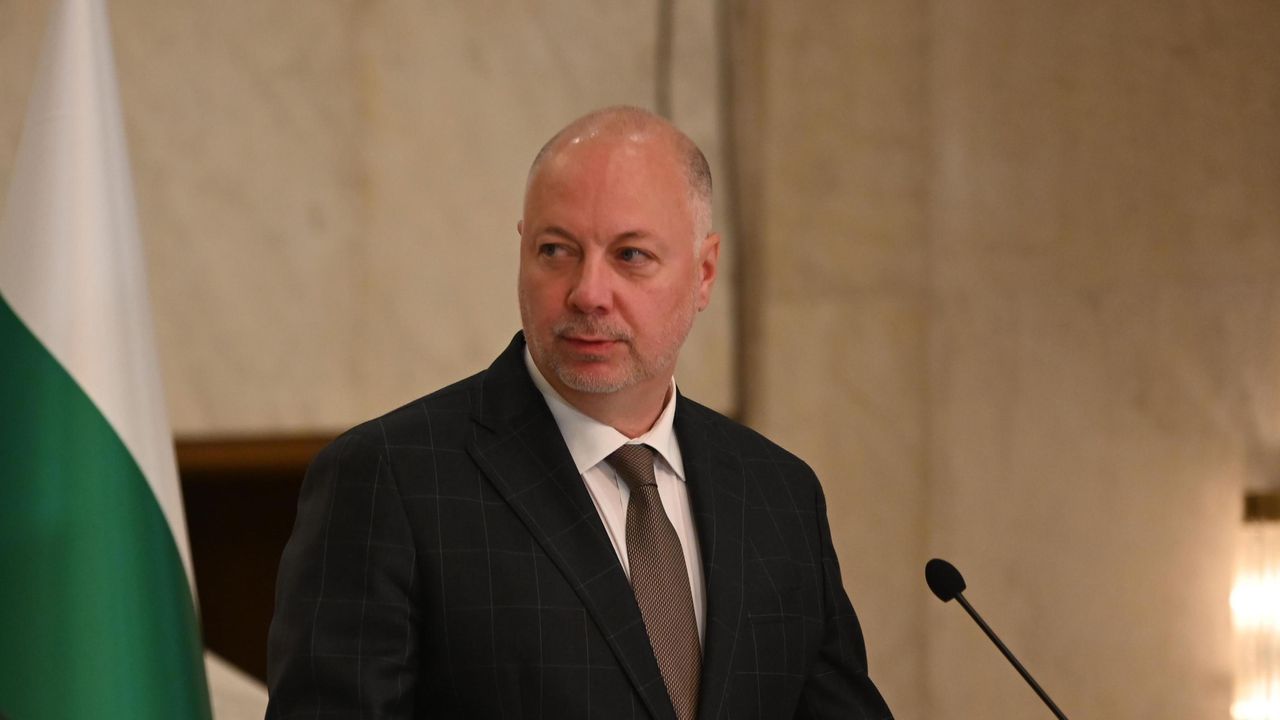 Желязков свиква извънредно заседание на Съвета по сигурността заради назначаването на особен управител в „Лукойл"