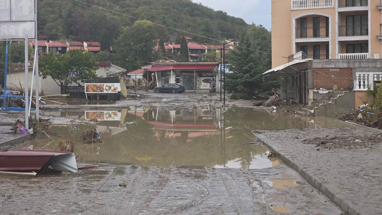 Продължава разчистването на щетите в "Елените", нанесени от наводненията
