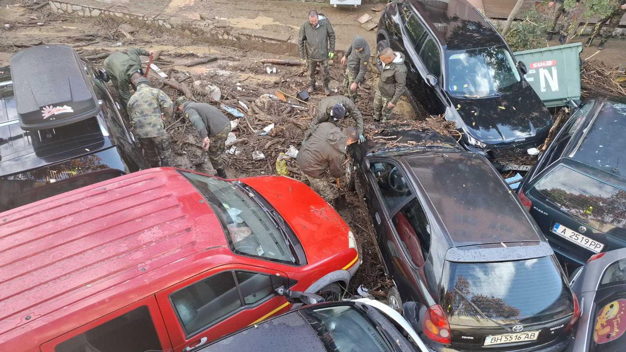 Военни със специализирана техника и днес подпомагат разчистването в района на ваканционно селище Елените