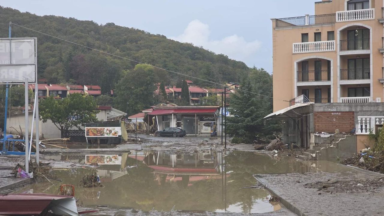 Изтеглят всички автомобили, отнесени от водната стихия в района на Елените