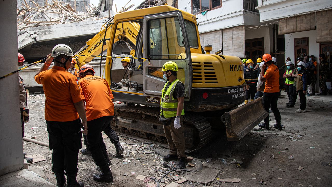 Броят на жертвите при срутването на ислямското училище в Индонезия достигна 36 души