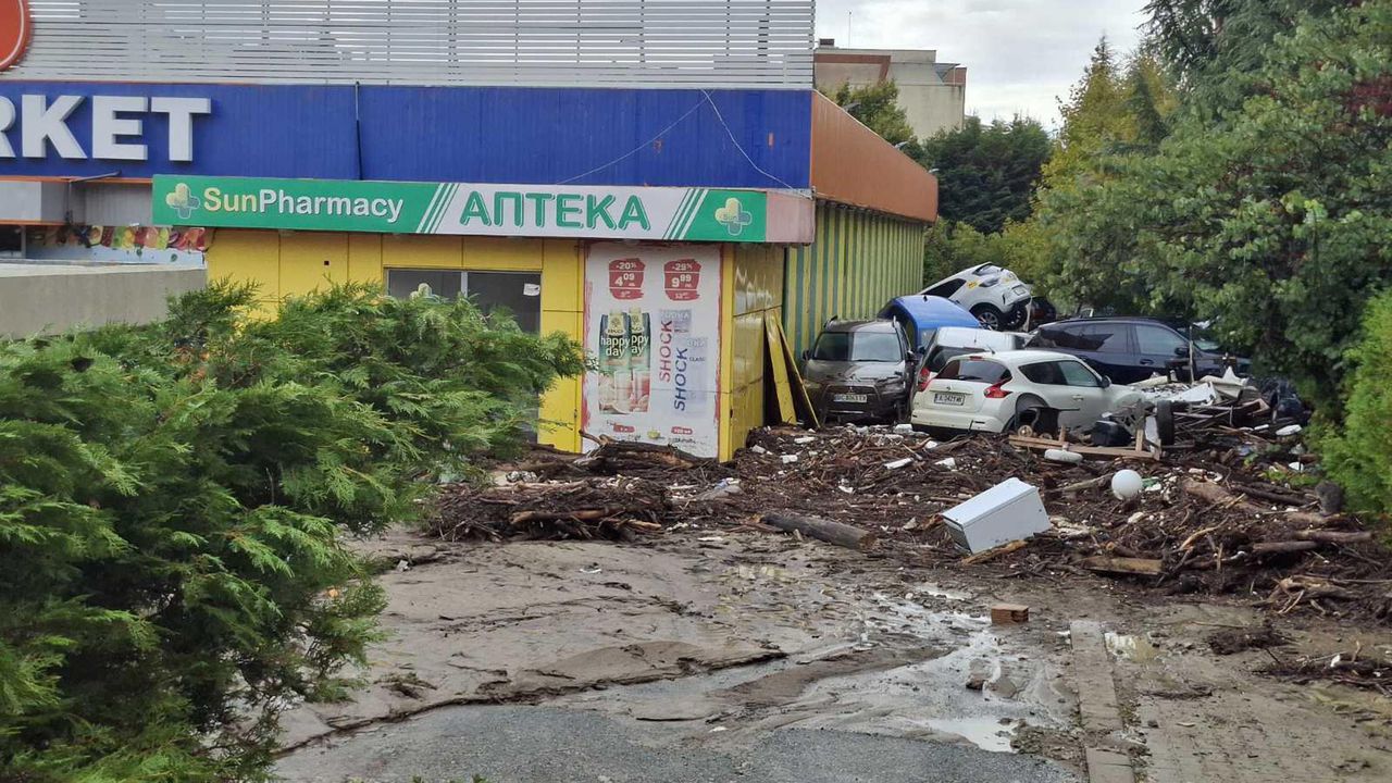В "Елените" още няма ток, доброволци раздават храна и дрехи на засегнатите от наводнението