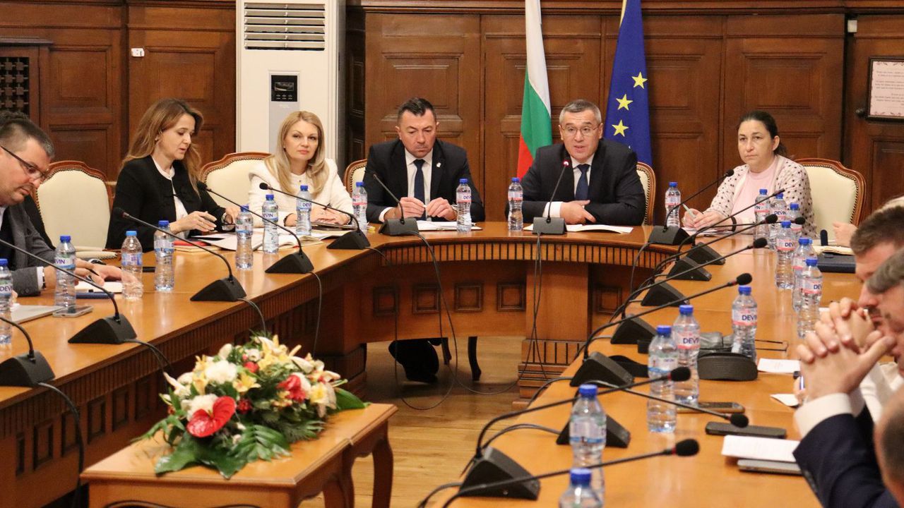 Министър Тахов: До края на годината земеделските стопани ще получат над 1 млрд. лв. по интервенциите за директни плащания и схемите на държавни помощи