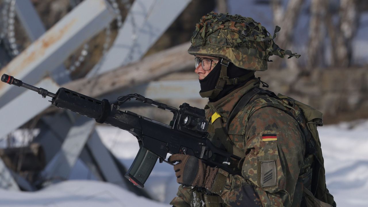 Планът предвижда задължителен медицински преглед за млади мъже. В него