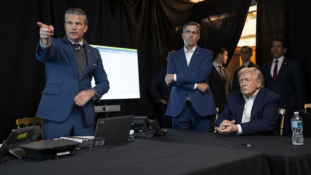 В този контекст Хегсет си позволи да се присмее на