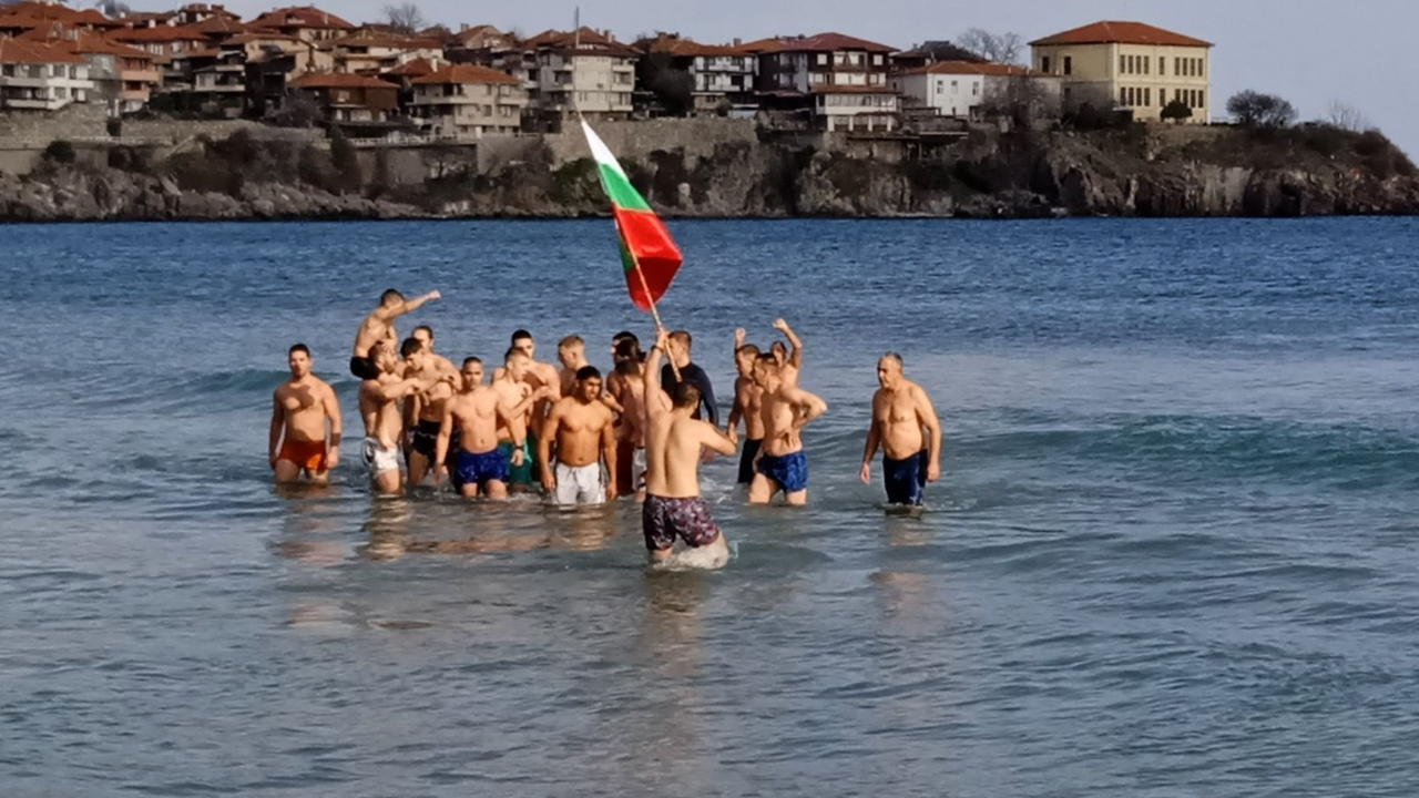 Централният плаж на града отново се изпълни с жители и