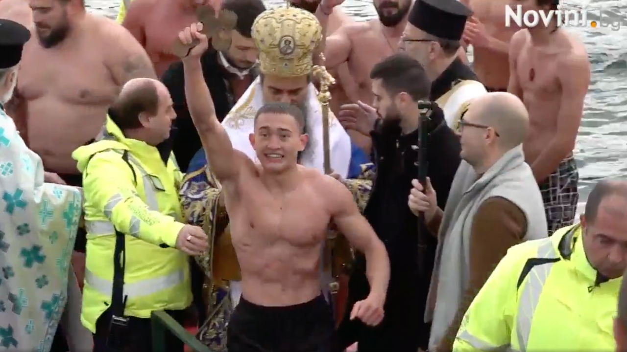 Пред журналисти тийнейджърът беше видимо развълнуван, че е взел кръста,